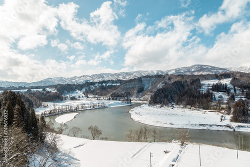 雪に覆われた広大な田舎の自然の風景 