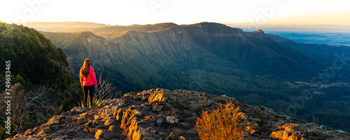 Fotografie beautiful hiker girl enjoying sunset over unique, folded mountains in south east