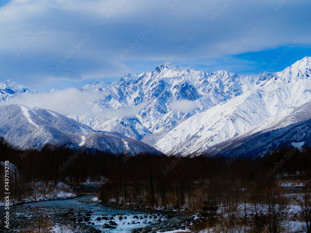 Fototapeta premium 冬の白馬村 冠雪した北アルプスと五竜岳
