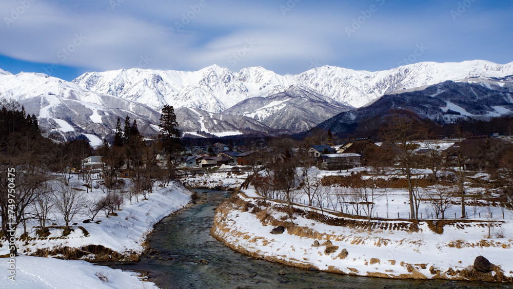 Fototapeta premium 冬の白馬村 大出公園から望む快晴の北アルプス 