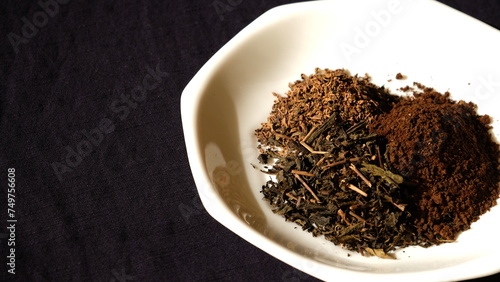ほうじ茶殻、紅茶殻、コーヒーかすを乾燥させて再利用する。