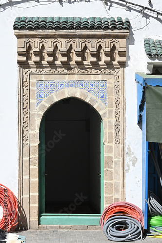Traditioneller kunstvoll verzierter Hauseingang in Marokko