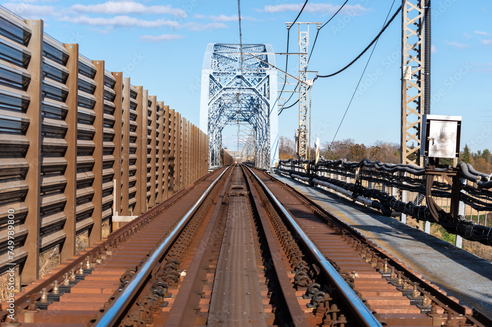 川越線の線路と荒川を渡る鉄橋