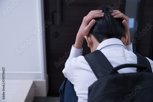 Tableau sur toile 学校に行けずに落ち込む子ども　不登校など社会問題の顔無しイメージ　
