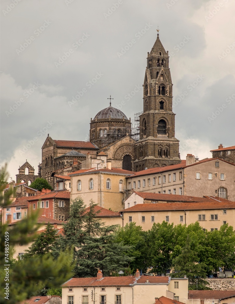 Obraz premium Cathédrale Notre-Dame intégrée dans le tissu urbain au Puy-en-Velay, Haute-Loire, France