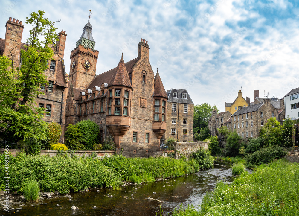 Obraz premium Water of Leith walkway in Edimburgh city