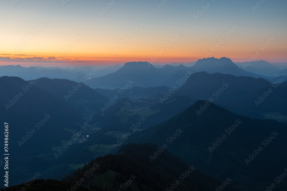 Morgendämmerung über dem Thierseetal und dem Kaisergebirge, Tirol, Österreich