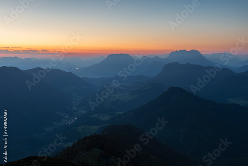 Morgend  mmerung   ber dem Thierseetal und dem Kaisergebirge  Tirol    sterreich