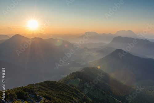 Sonnenaufgang über dem Thierseetal und dem Kaisergebirge, Tirol, Österreich