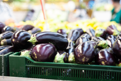 Canvas-taulu Fresh purple eggplant on market counter