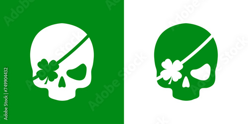 Día de San Patricio. Logo con silueta de calavera pirata con trébol con forma de parche en un ojo para felicitaciones y tarjetas