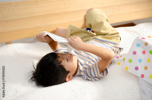 ゴロゴロする子供