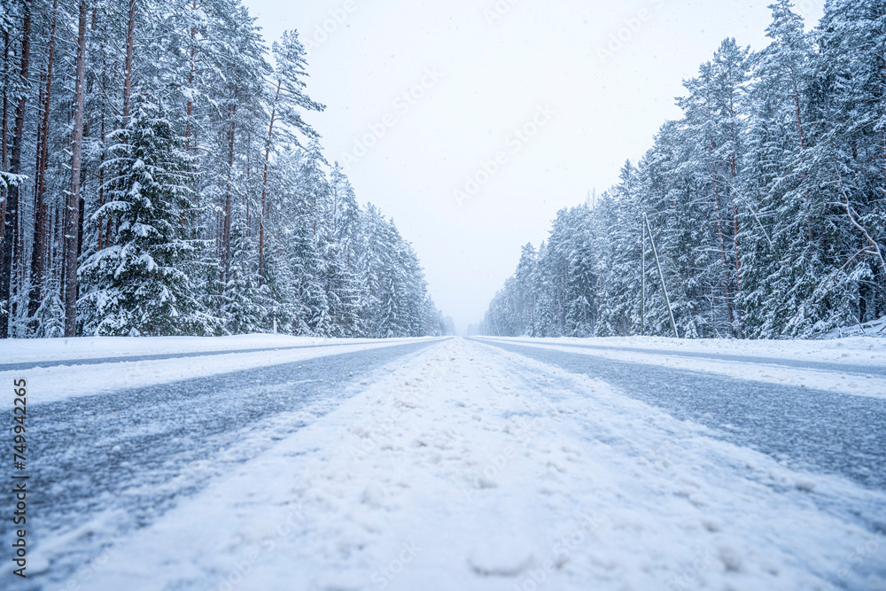 Obraz premium Winter road in the forest. Winter landscape with snow covered trees.