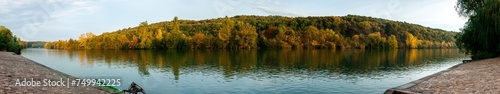Vue sur un fleuve et la forêt en automne : depuis le port de Thomery
