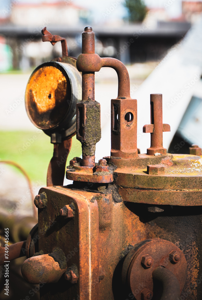 Machine industrielle rouillé dans une ancienne mine de charbon à Saint-Etienne (France)