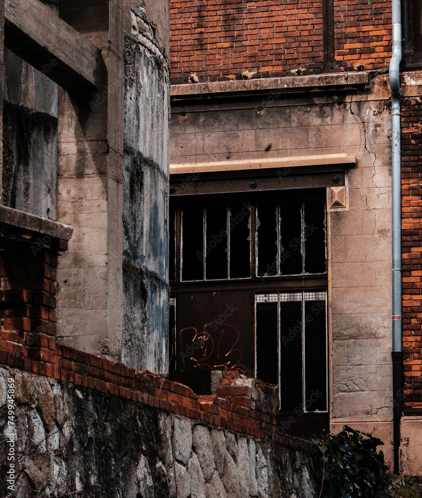 Bâtiment industrielle abandonné en brique d'une ancienne mine à charbon à Saint-Etienne, avec des vitres cassés