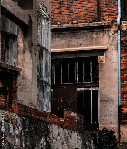 Obraz na płótnie Bâtiment industrielle abandonné en brique d'une ancienne mine à charbon à Saint-Etienne, avec des vitres cassés w salonie