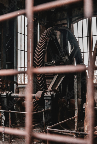 Obraz na płótnie Rouage rouillé pour extraire le charbon dans l'ancienne mine de Saint-Etienne w salonie