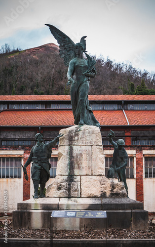 Mémorial de guerre à la Mine de Saint-Etienne  avec vue sur le crassier (terril)