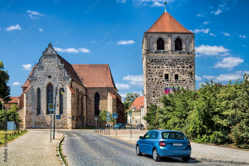 zerbst, deutschland - bartholomäuskirche und dicker turm