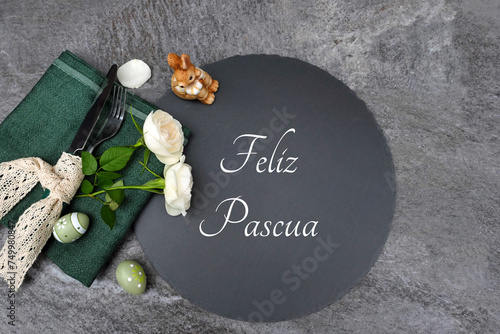 El texto Felices Pascuas con decoraciones de Pascua y mesas. photo