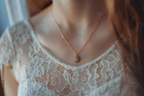 Elegant Necklace on Lace Dress D꧃挀漀氀氀攀琀愀最攀