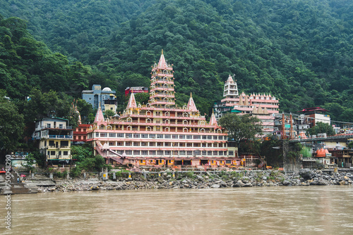Obraz na płótnie views of rishikesh city crossed by ganges river, india w salonie
