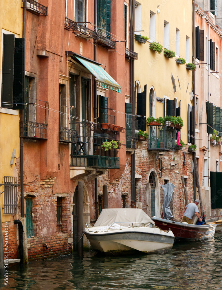 Sommer in Venedig. Kleine Kanäle mit vielen, bunten Details. Sommer 2023
