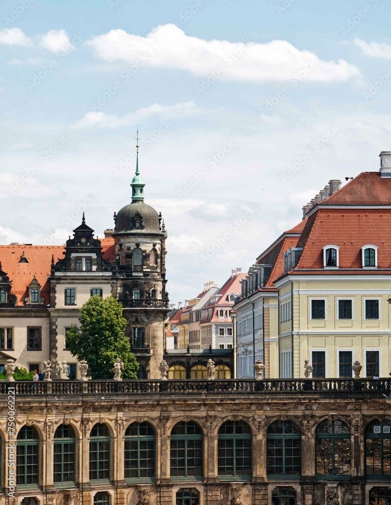 Fototapeta premium Impressionen aus der Altstadt in Dresden mit alten, bunten Bauten