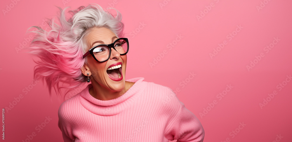 Portrait d'une femme senior souriante, heureuse, portant des lunettes, sur fond rose, image avec espace pour texte. Portrait d'une femme senior souriante, heureuse, portant des lunettes, sur fond rose, image avec espace pour texte.