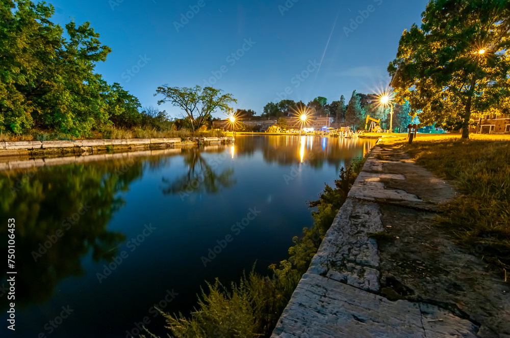 Paesaggio di notte con lunga esposizione di un canale in Forte Marghera - obrazy, fototapety, plakaty 