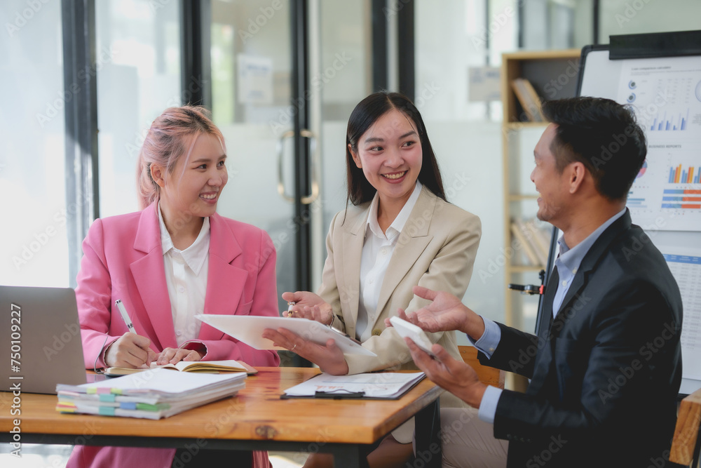 Fototapeta premium Group of Asian business people discussing business plans at a meeting.