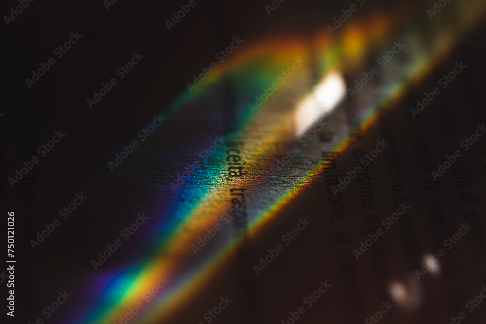 Effetto prisma o spettro elettromagnetico. visuale macro di un raggio di luce che crea l'effetto prisma, mostrando tutti i colori visibili dello spettro luminoso