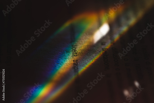 Effetto prisma o spettro elettromagnetico. visuale macro di un raggio di luce che crea l'effetto prisma, mostrando tutti i colori visibili dello spettro luminoso