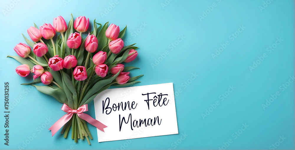 Un bouquet de fleurs avec des tulipes, un ruban rose et une carte où il