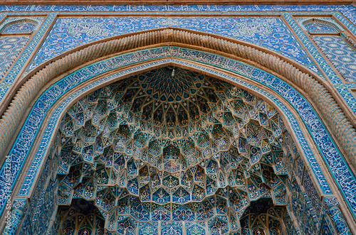 Ábside de la entrada de la Jame Mosque de Kerman en Irán