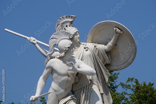 Photography Athena beschützt den jungen Helden, griechische Statue auf der Schloßbrücke in B