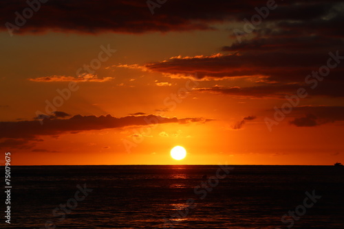 Fototapeta Naklejka Na Ścianę i Meble -  Sunset over ocean