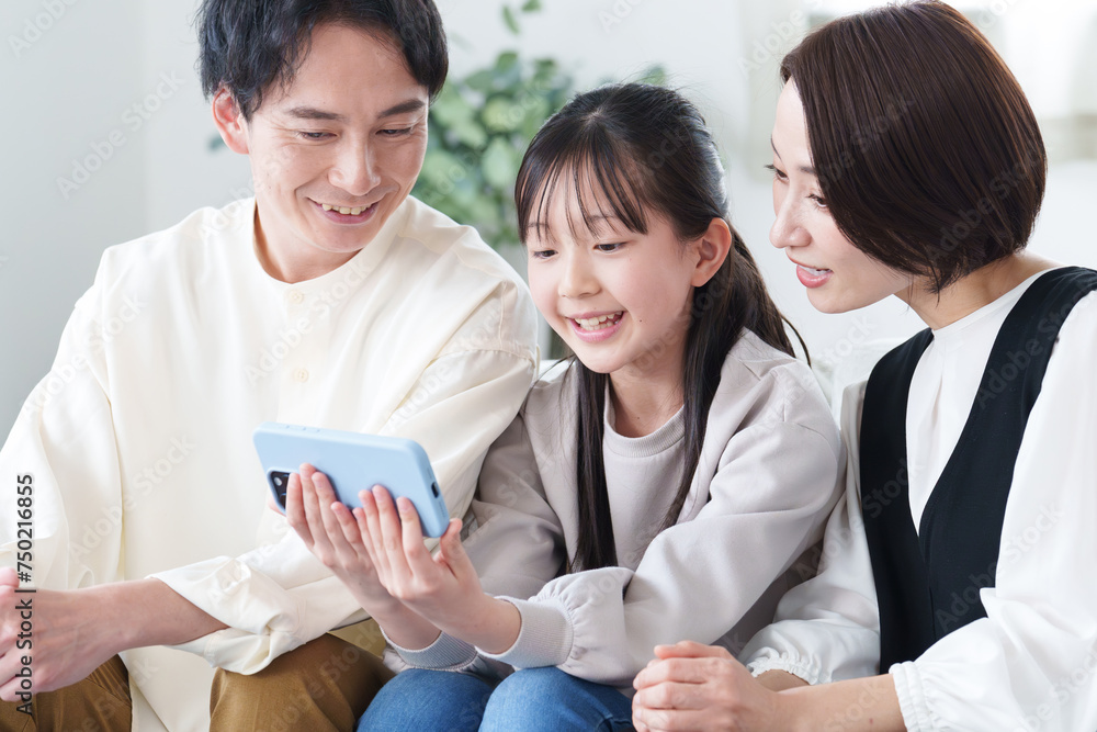 スマートフォンで動画を見る家族