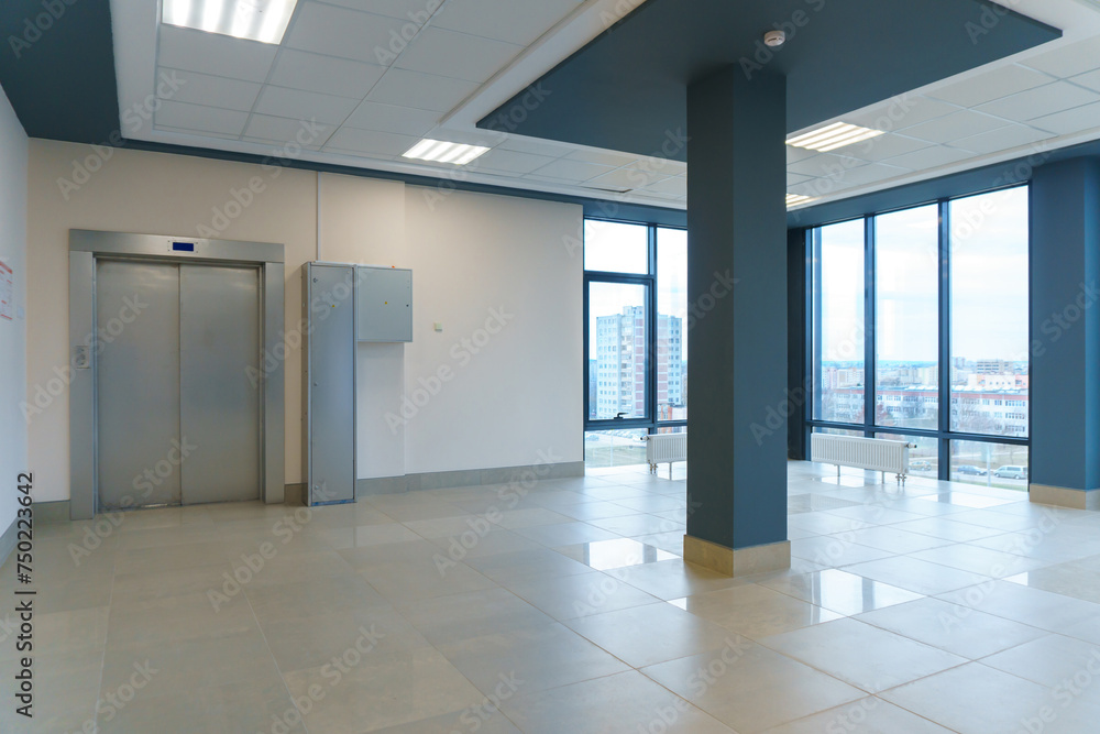 A spacious empty room with columns and no furniture. The concept of a comfortable office. The interior space of a modern office building. Bright and clean interior design of a luxurious living room. A spacious empty room with columns and no furniture. The concept of a comfortable office. The interior space of a modern office building. Bright and clean interior design of a luxurious living room.