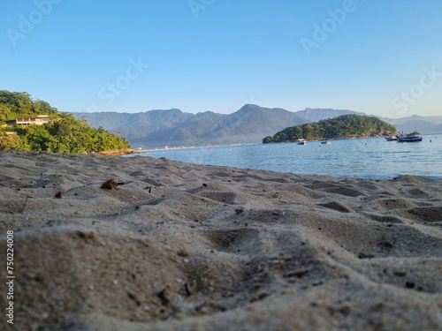 Areia, mar e montanhas encontro perfeito photo