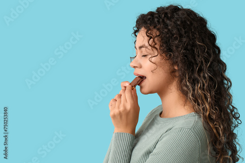 Young woman enjoying a deli...