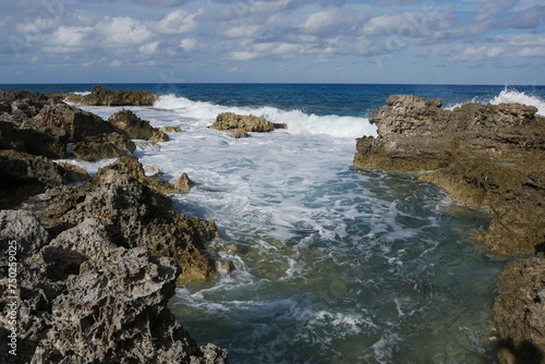 Küste mit Felsen und Wellen Karibikinsel Isla Mujeres in Mexiko