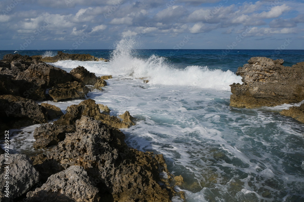 Felsenküste auf Isla Mujeres Cancún Mexiko Felsenküste auf Isla Mujeres Cancún Mexiko