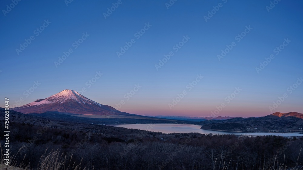 展望台から見た朝焼けに染まる富士山と山中湖のパノラマ情景