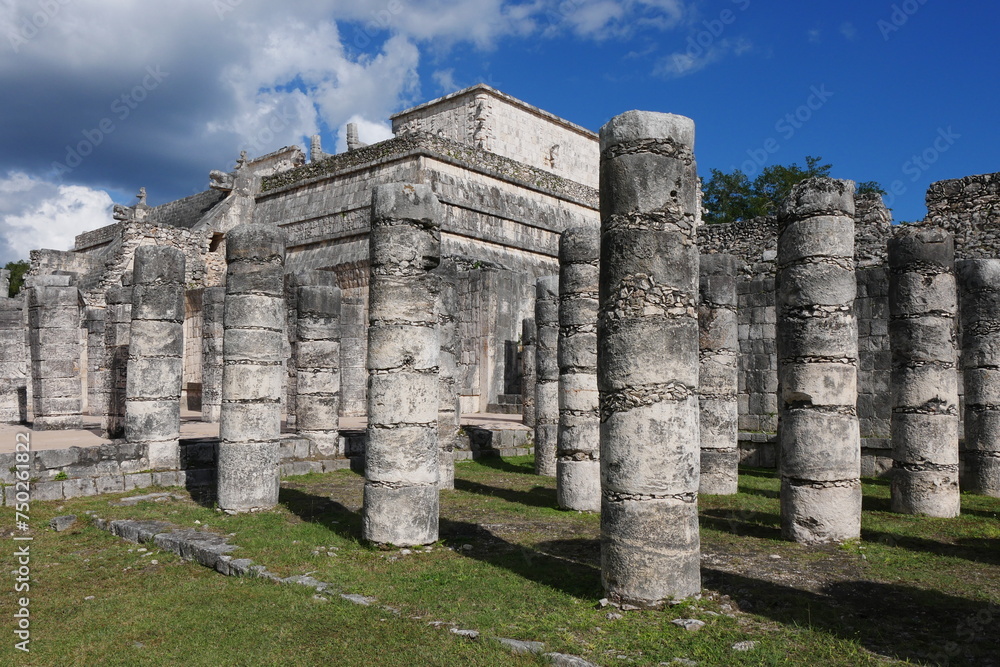 Säulen in den Maya Ruinen von Chichén Itzá