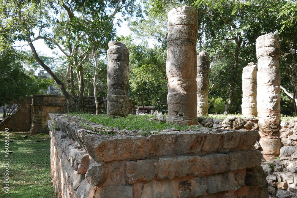 Säulen Maya Ruinen in Chichén Itzá in Mexiko auf Yucatán