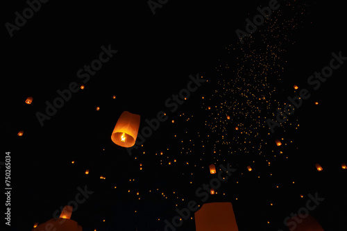 The beauty of the lanterns floating in the sky during the Yi Peng Festival and the Floating Lantern Festival in Chiang Mai Province, Thailand. © kuarmungadd
