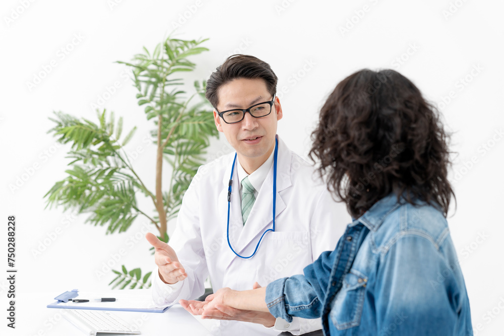 肌荒れを診察する医師 肌荒れを診察する医師