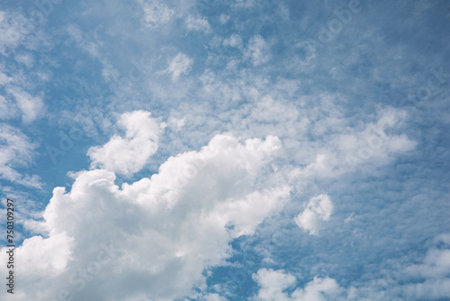 The blue sky has white clouds on a bright, beautiful day suitable for relaxation. © โทวสิษฐ์ คงทน